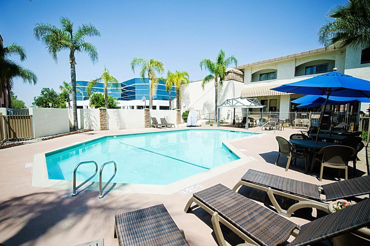 Hotel D'Lins Ontario Airport Zewnętrze zdjęcie