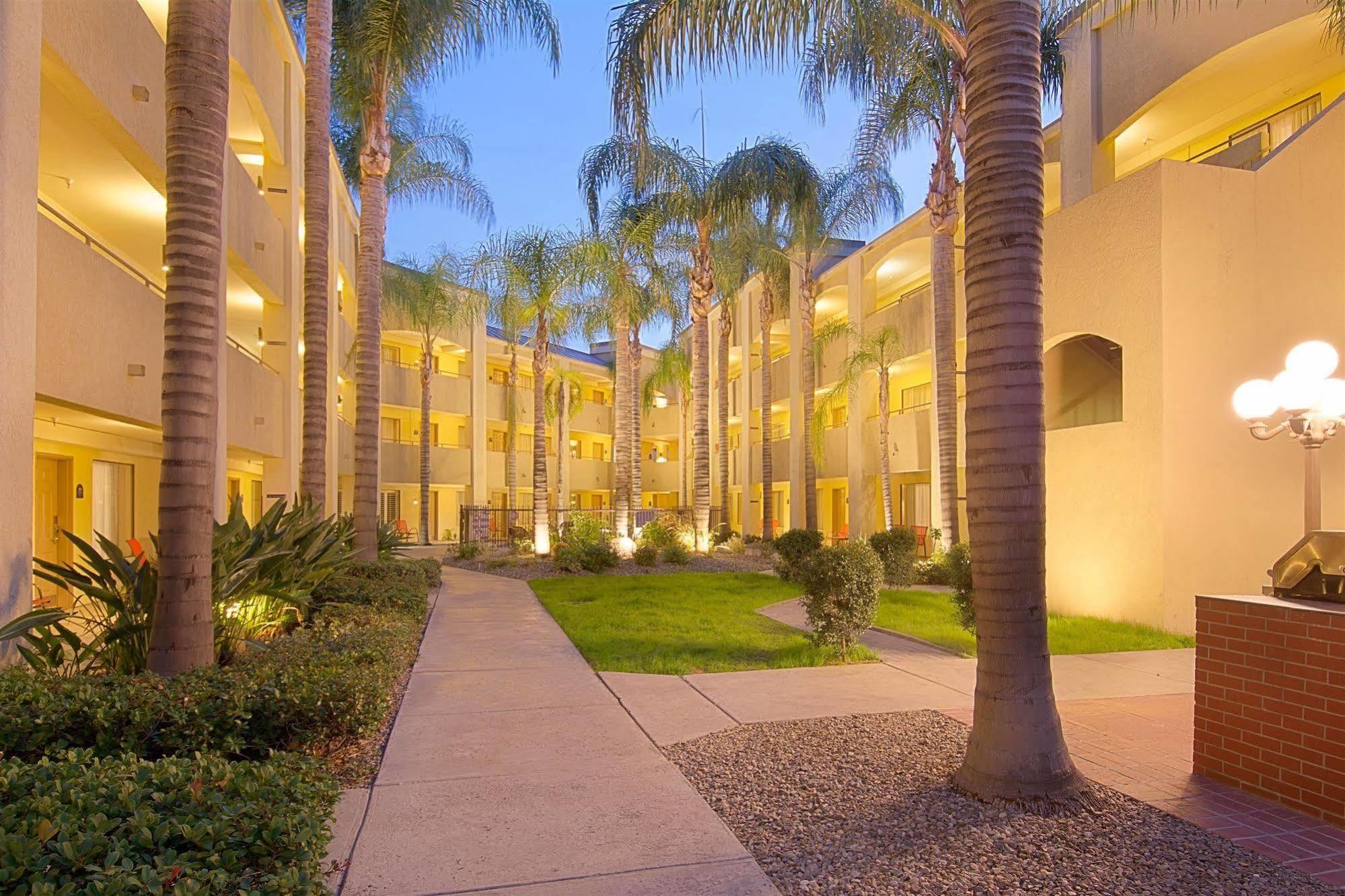 Hotel D'Lins Ontario Airport Zewnętrze zdjęcie